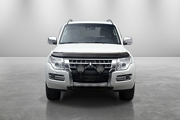 Mitsubishi Pajero 4 of 5