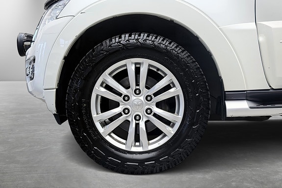 Mitsubishi Pajero 3 of 5