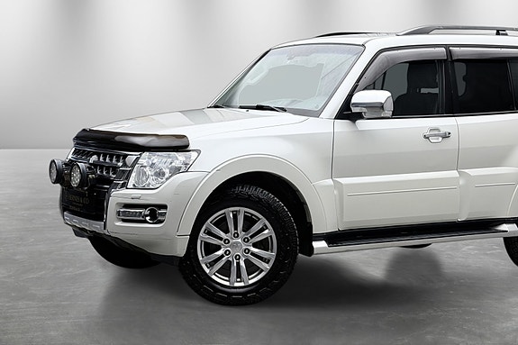 Mitsubishi Pajero 2 of 5
