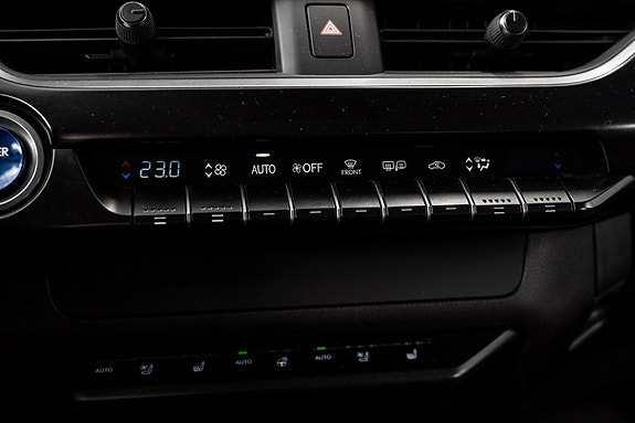 Lexus UX300e 16 of 24