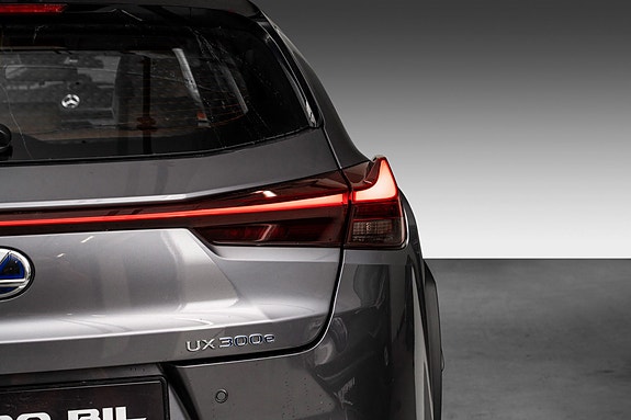Lexus UX300e 9 of 24