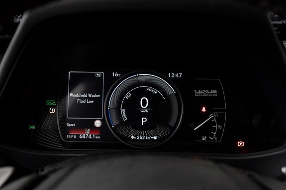 Lexus UX300e 12 of 24