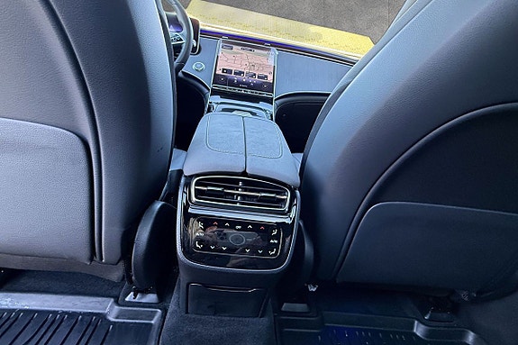 Mercedes-Benz EQS SUV 24 of 30