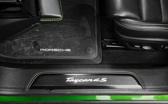 Porsche Taycan Cross Turismo 14 of 30