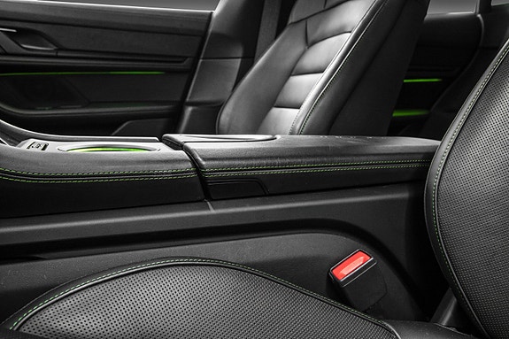 Porsche Taycan Cross Turismo 28 of 30