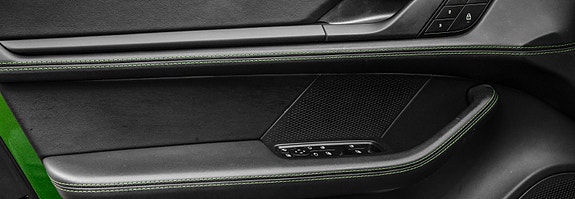 Porsche Taycan Cross Turismo 26 of 30