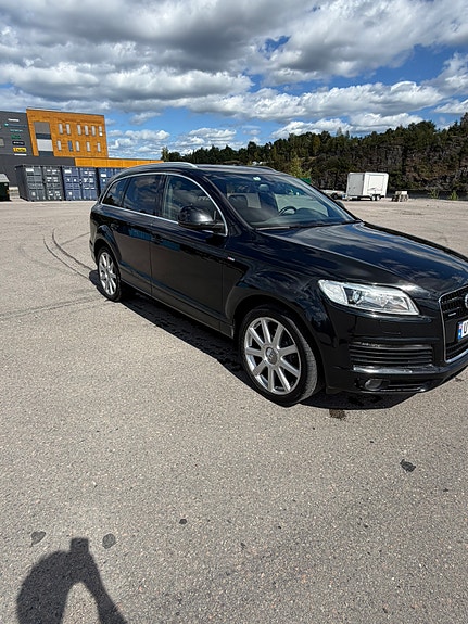 Audi Q7 2 of 5