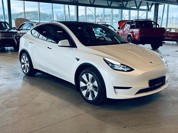 Tesla Model Y 3 of 5