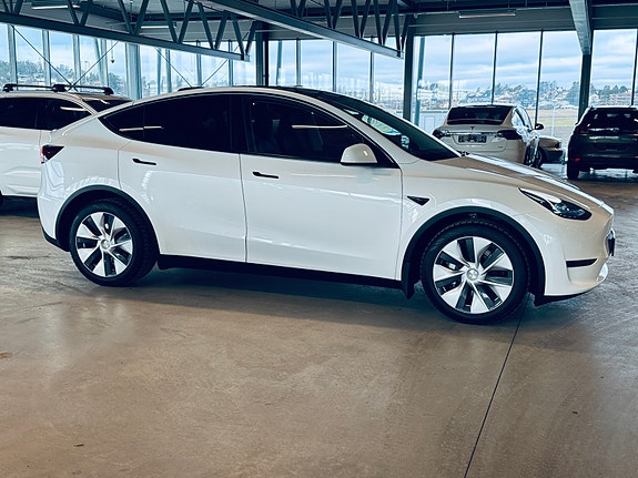 Tesla Model Y 4 of 5