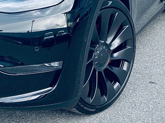 Tesla Model Y 4 of 5