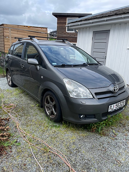 Toyota Corolla Verso 4 of 5