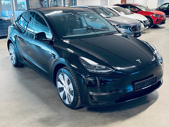 Tesla Model Y 3 of 5