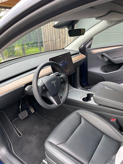 Tesla Model Y 7 of 19