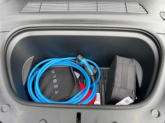 Tesla Model Y 17 of 19