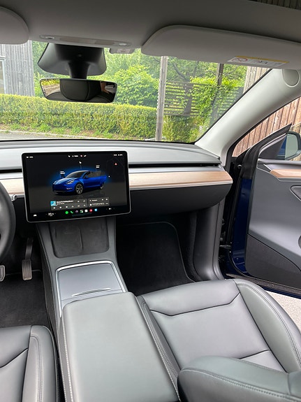 Tesla Model Y 10 of 19