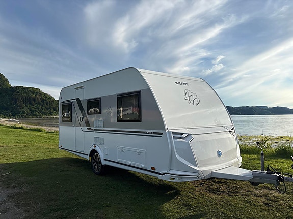 Knaus SPORT 500 EU KJØREVOGN / 2 ENKLE SENGER / ROMSLI BAD MED DUSJ /