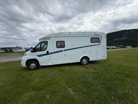 Dethleffs Globebus Compact med 2 enkle senger, stort bagasjerom, egen dusj+++ 3 of 5