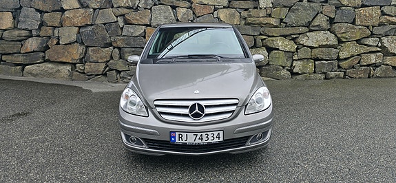 Mercedes-Benz B180 2 of 18