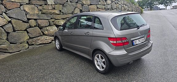 Mercedes-Benz B180 4 of 18