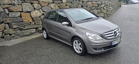 Mercedes-Benz B180 3 of 18
