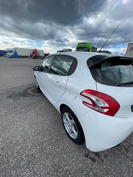 Peugeot 208 5 of 19