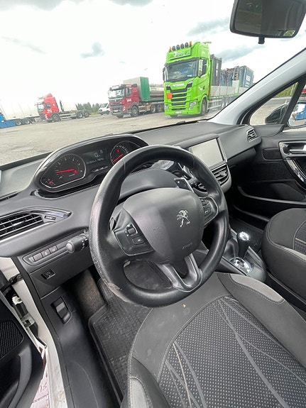 Peugeot 208 9 of 19
