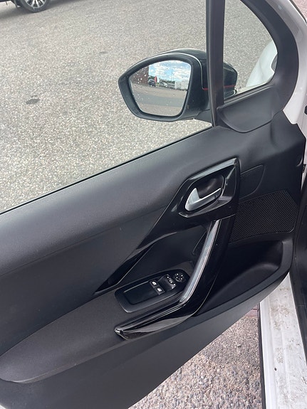 Peugeot 208 8 of 19