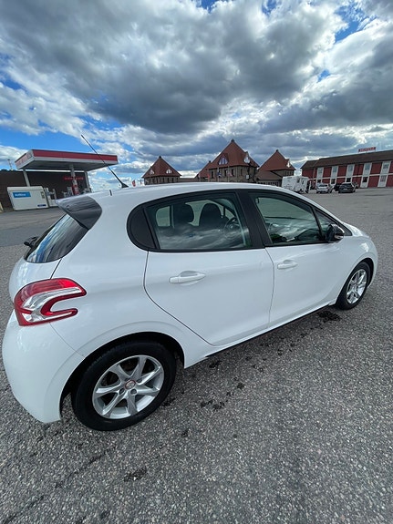 Peugeot 208 3 of 19