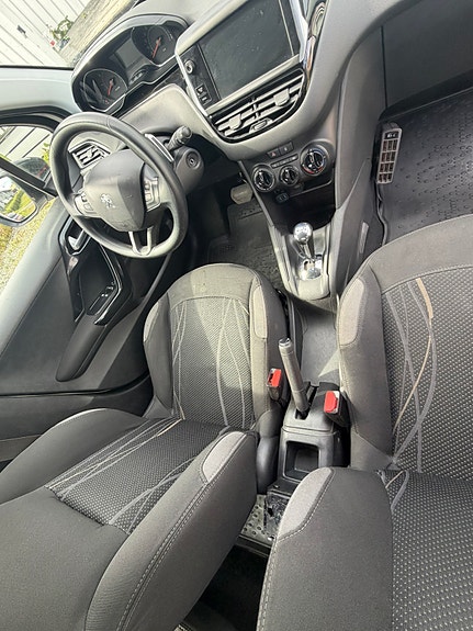 Peugeot 208 14 of 19