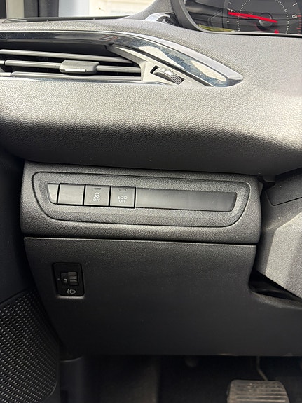 Peugeot 208 12 of 19