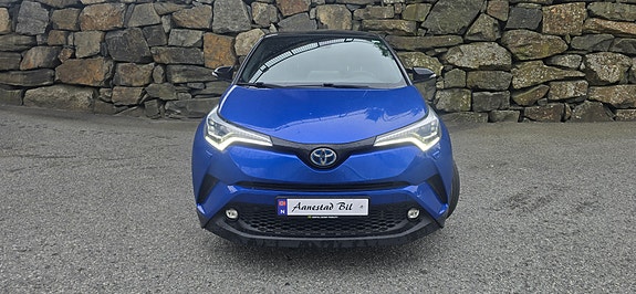 Toyota C-HR 2 of 24