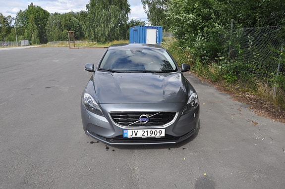 Volvo V40 3 of 19