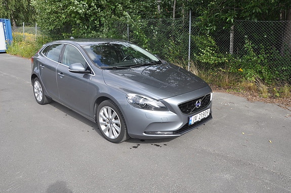 Volvo V40 2 of 19