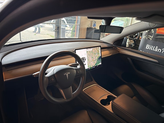 Tesla Model Y 7 of 13