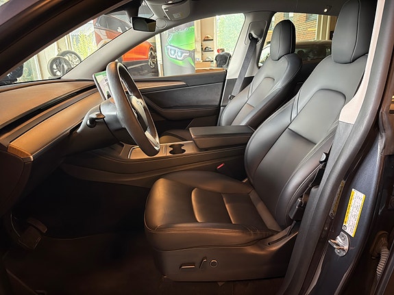 Tesla Model Y 5 of 13