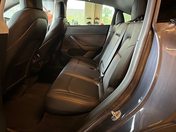 Tesla Model Y 8 of 13