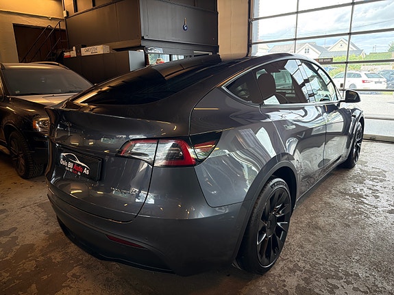Tesla Model Y 4 of 13