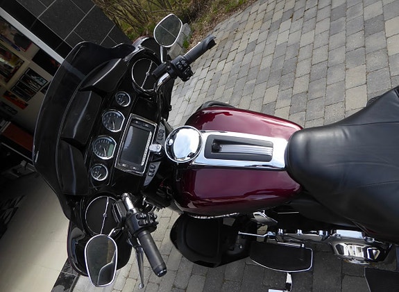 Harley-Davidson FLHTK Electra Glide Ultra Limited 2 of 5