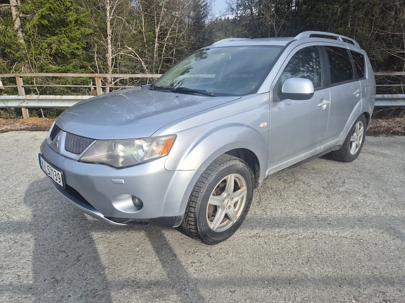 Mitsubishi Outlander 2 of 6