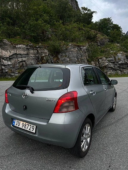 Toyota Yaris 2 of 17