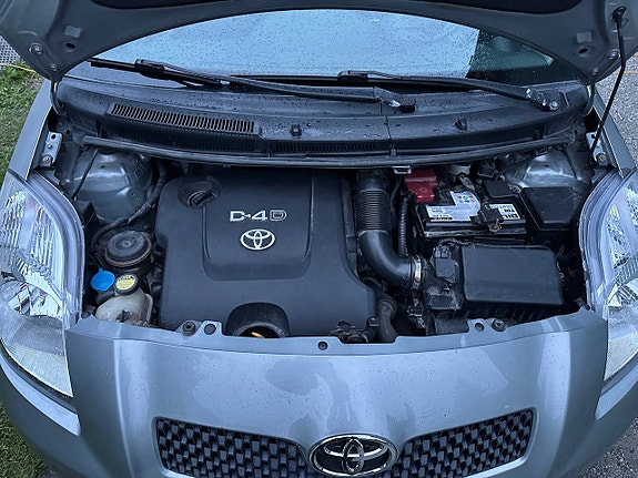 Toyota Yaris 8 of 17