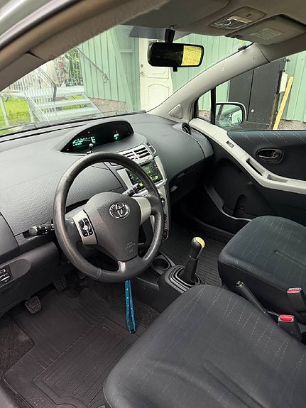 Toyota Yaris 4 of 17