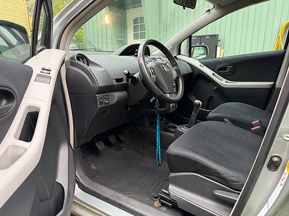 Toyota Yaris 5 of 17