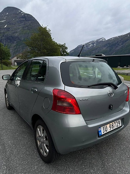 Toyota Yaris 3 of 17