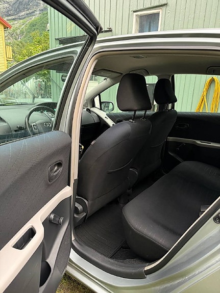Toyota Yaris 6 of 17