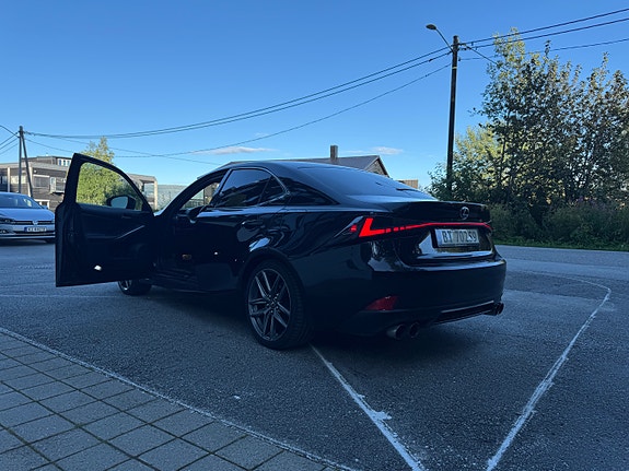Lexus IS300h 5 of 11