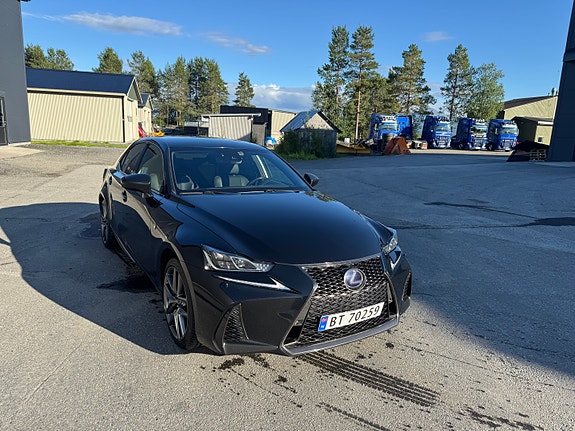 Lexus IS300h 3 of 11