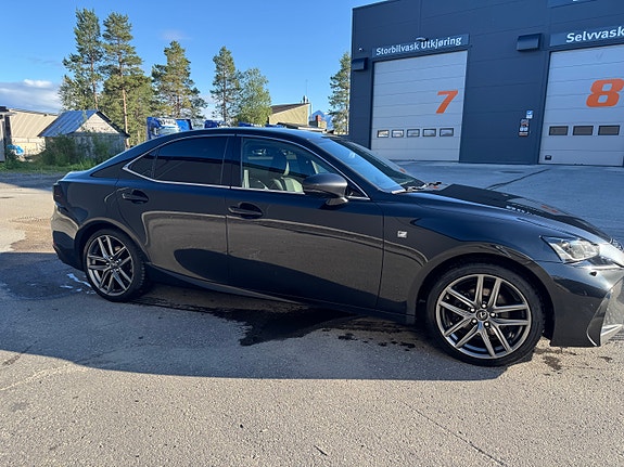 Lexus IS300h 2 of 11