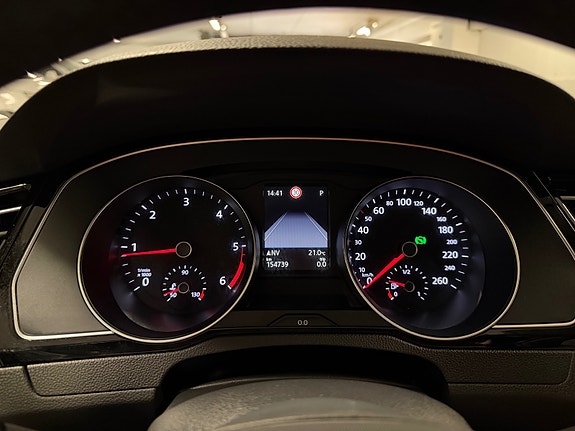 Volkswagen Passat 18 of 30