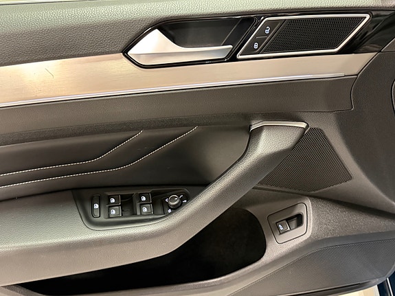 Volkswagen Passat 17 of 30